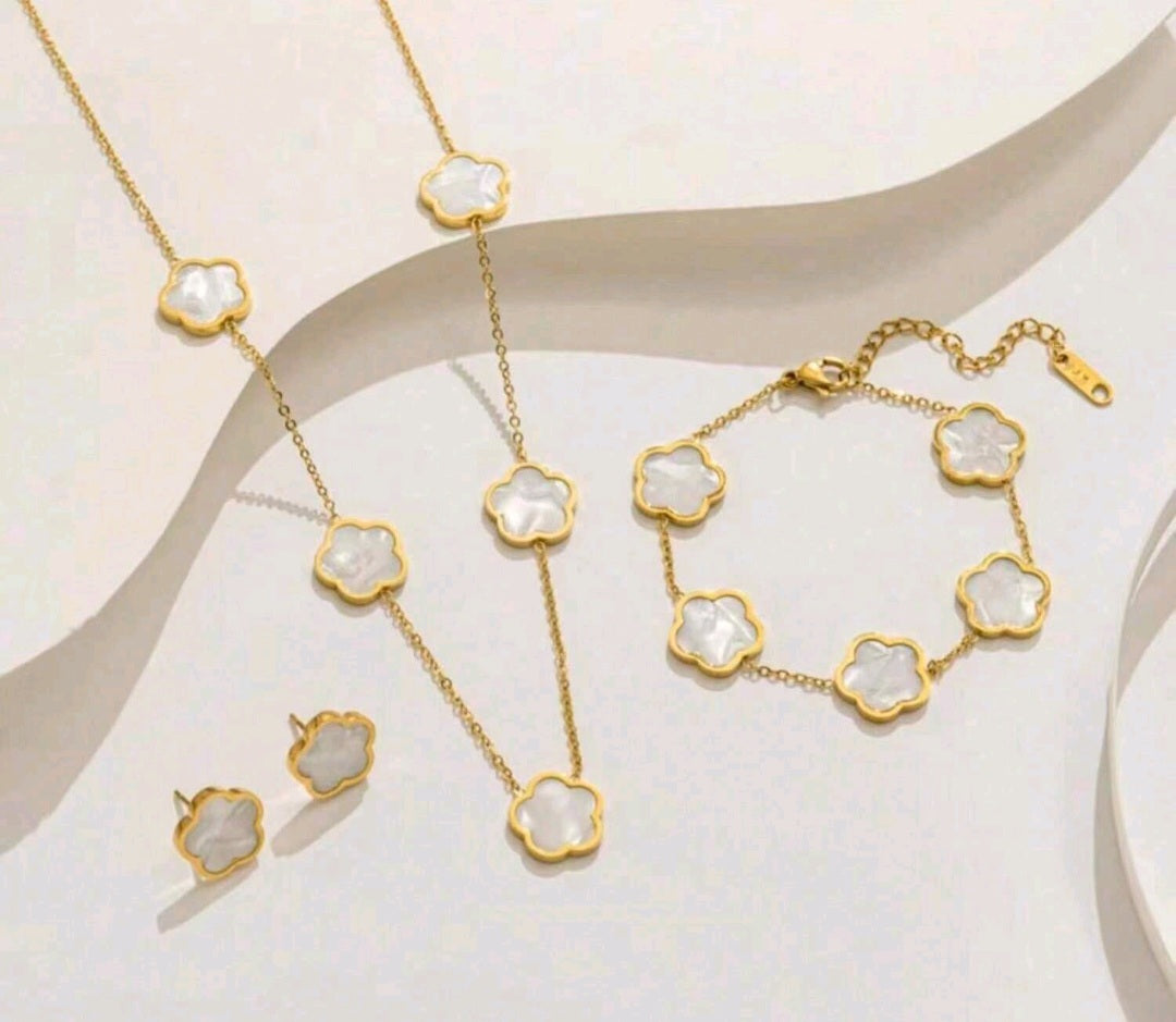 Collier flora blanc